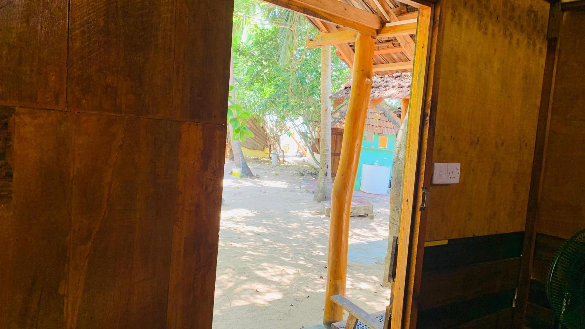 Breezy Beach Cabanas Arugam Bay Buitenkant foto